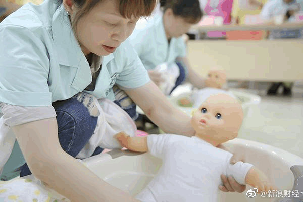 做月嫂比较辛苦但报酬还是可以的,月嫂正常一年收入大概多少