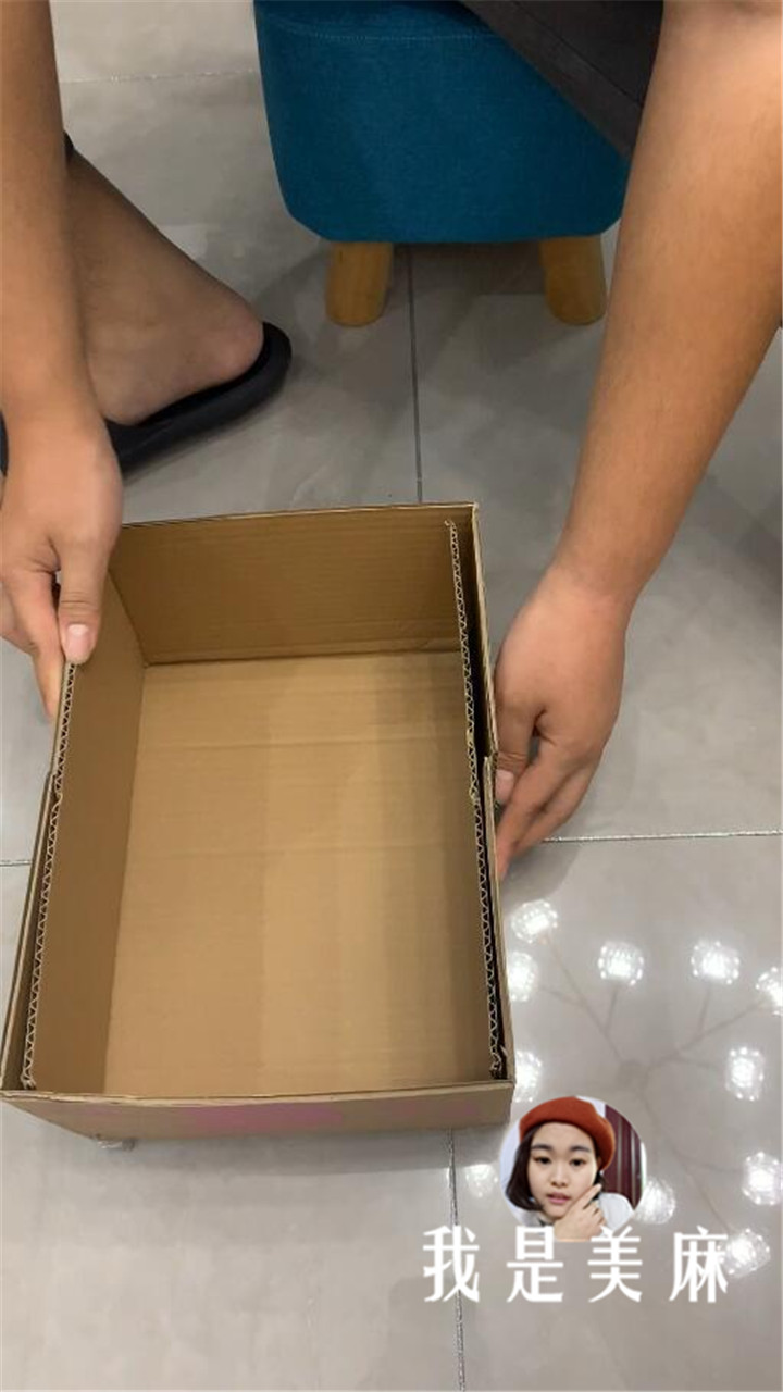 爸爸用快递纸箱做个大公鸡,孩子不停地跳来跳去,就像下蛋一样