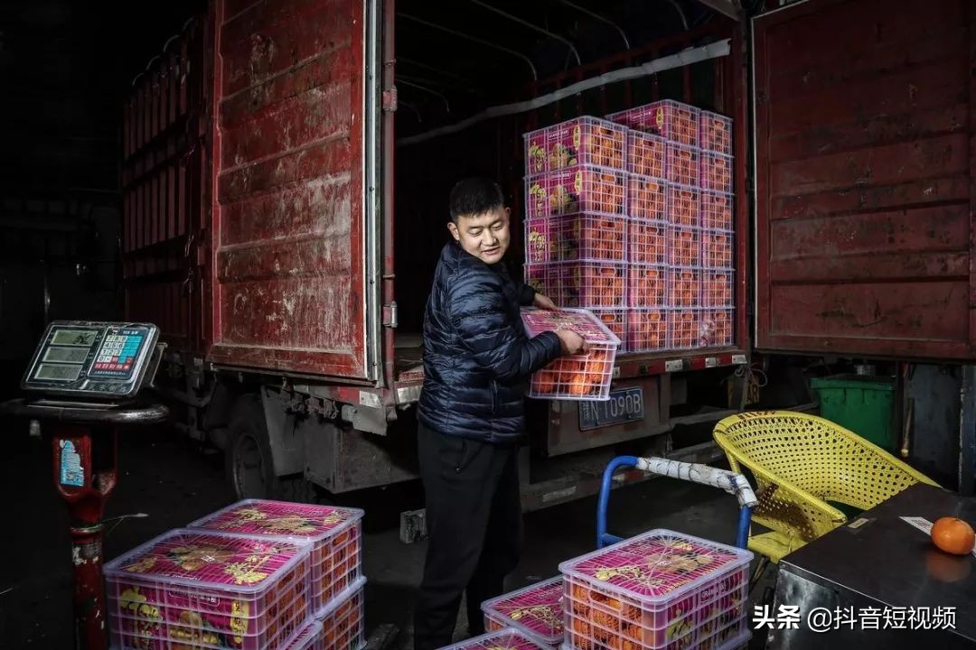 他靠说大实话火了,一天卖光27吨水果,粉丝说再买不到就举报
