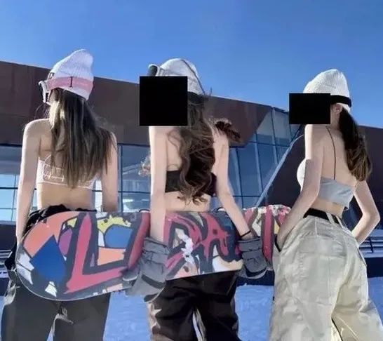 “佛媛”炫富摆拍，露大腿逛寺庙，袈裟也藏不住狐狸的尾巴