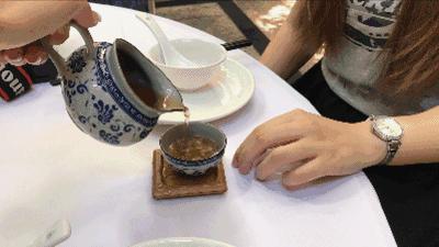 别人倒茶要敲两下还是三下,别人给倒茶为什么要敲桌子几下