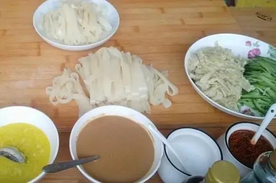 用小麦淀粉制作凉皮的方法,如何用小麦淀粉做凉皮