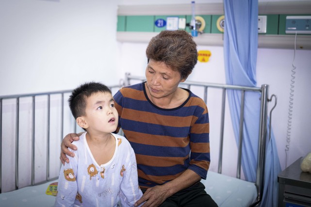 湖南8岁男孩体重仅40斤,小伙4岁失去双臂父亲精神失常