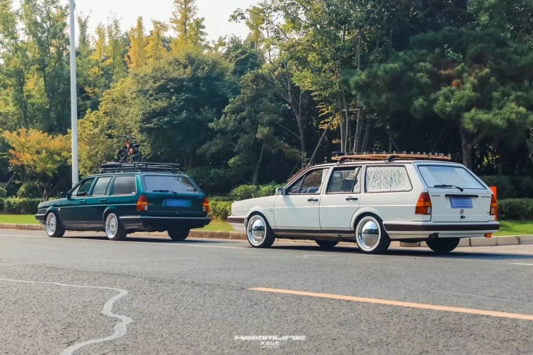 同时拥有好几辆摩托车,同时有多辆越野车