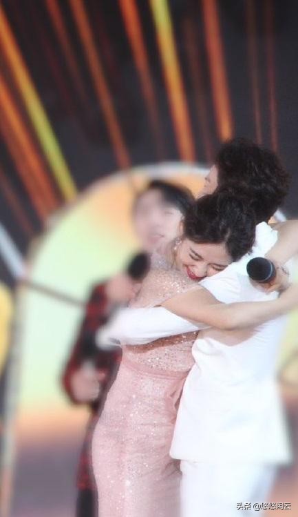 穿越人海的拥抱，何炅谢娜神仙友谊惹人羡慕，张杰有何感想？