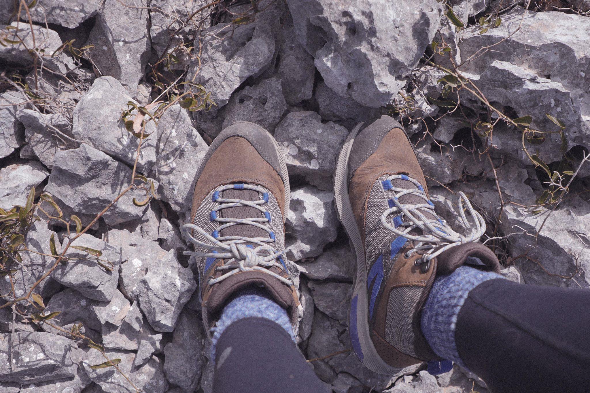 穿着劳保鞋徒步,穿着耐克鞋爬山