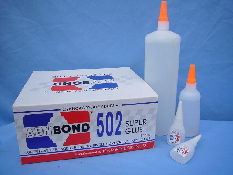 502胶水弄到衣服上可以用解胶剂吗,502胶水粘在衣服上怎么洗干净