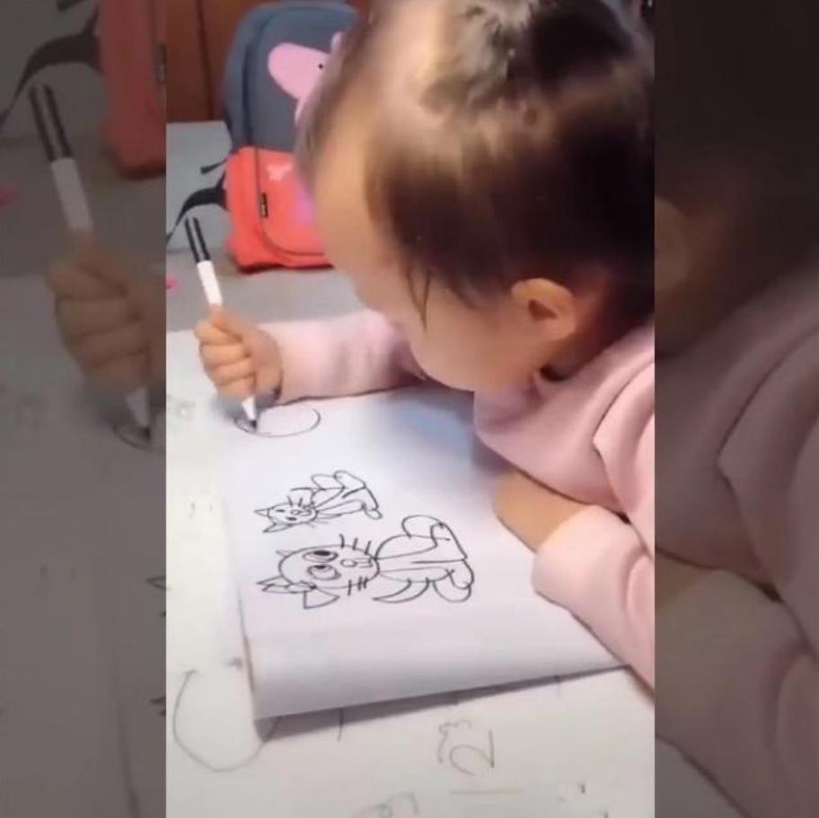 我只有两岁，是个刚拿笔乱画的娃，网友：起手的圆够我学3年