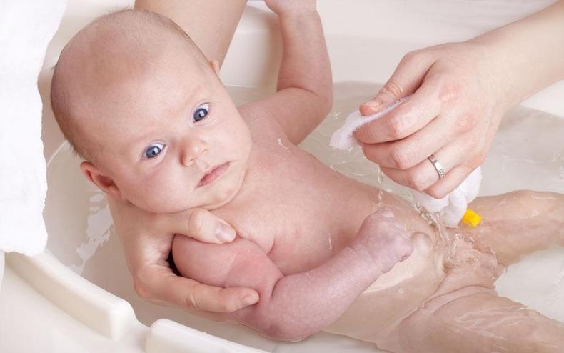 夏天中暑怎么办能不能泡热水澡,婴儿夏天吃点什么有效预防中暑