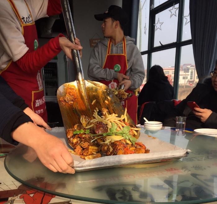 小哥送餐喂猪,餐厅用喂猪方式上菜