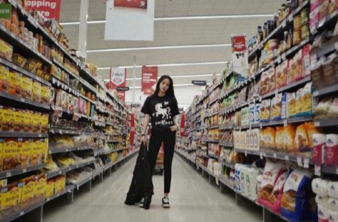 倪妮优衣库卫衣,倪妮街头拍照