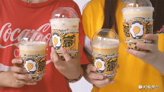 姐妹一夜暴富喝奶茶,富婆喝奶茶