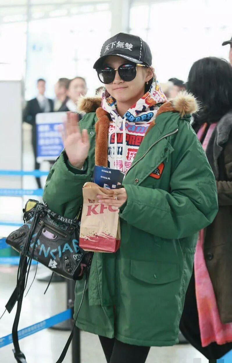 关晓彤黑色轻纱吊带配8分裤,关晓彤穿露脐装和小脚裤视频