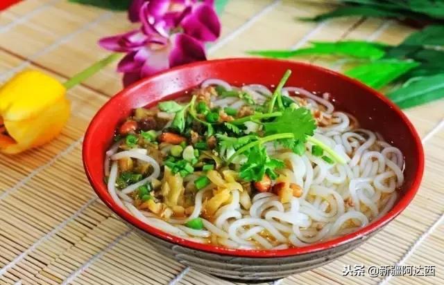 小伙吃火锅发现新大陆,小伙吃火锅吃出奇怪东西