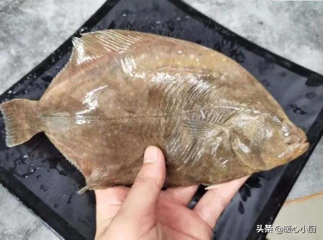 50岁大妈在街上买10元3斤野鱼,老人家路边卖鱼一斤35元