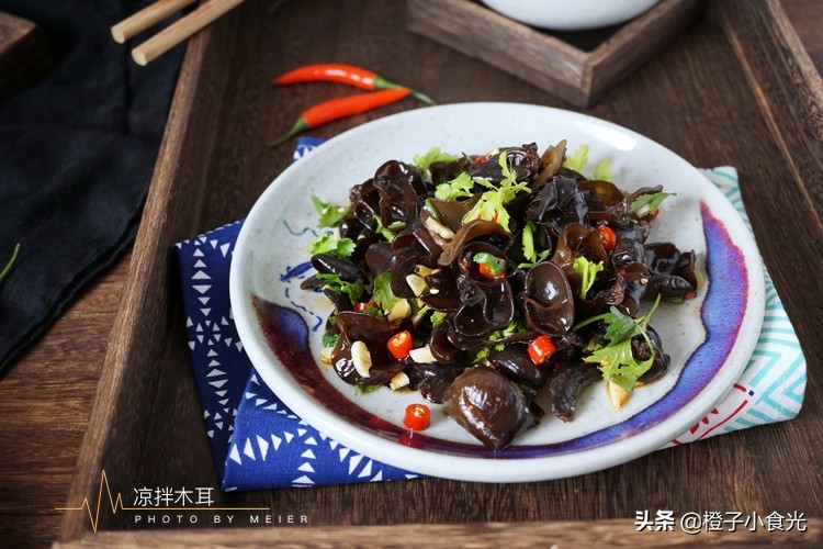 十多种凉拌菜满足炎热天气的味蕾,炎热的天气吃碗冷稀饭配凉拌菜