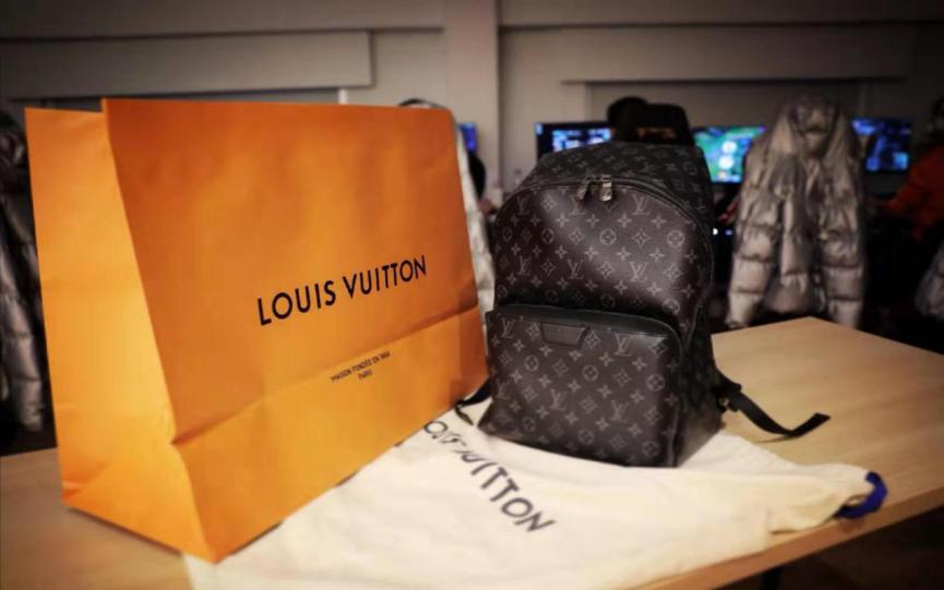 斗鱼S9：拳头给FPX送LV包包，每个包价值超1万元，余霜实名羡慕