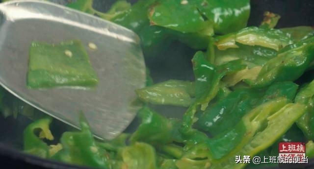 猪大骨和猪肚炖汤,猪大骨家常简单的炖汤过程