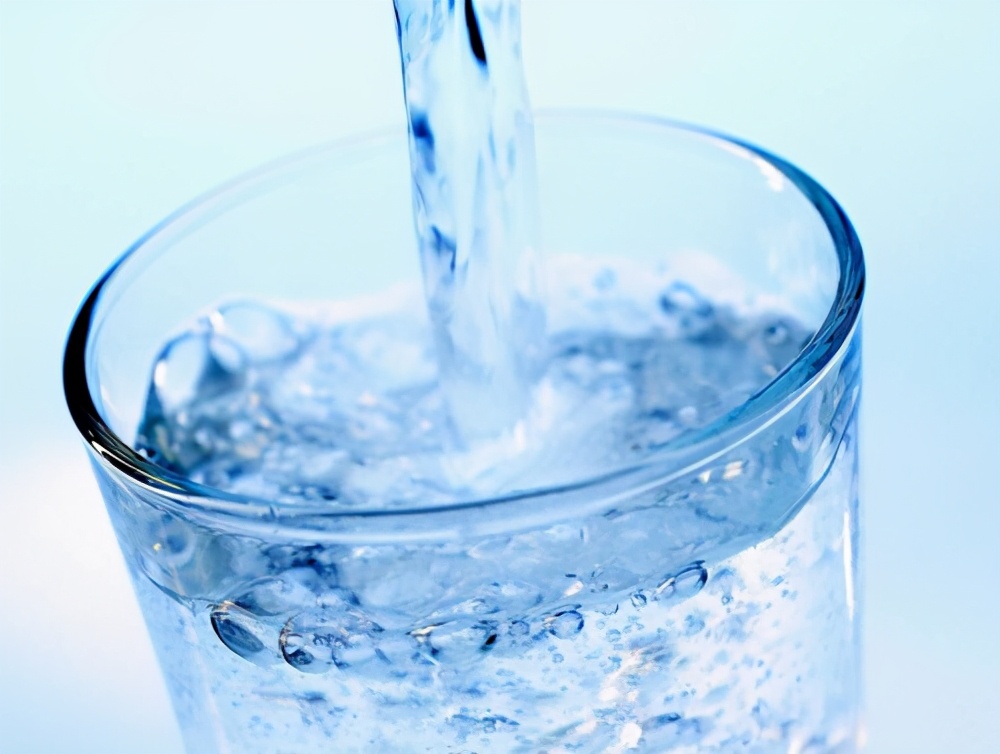 猫尿频尿少会自愈吗,蓝白猫公猫尿频尿血