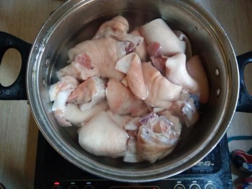 猪蹄炖香菇猪蹄要焯水吗,猪蹄炖出来有一股腊肉味
