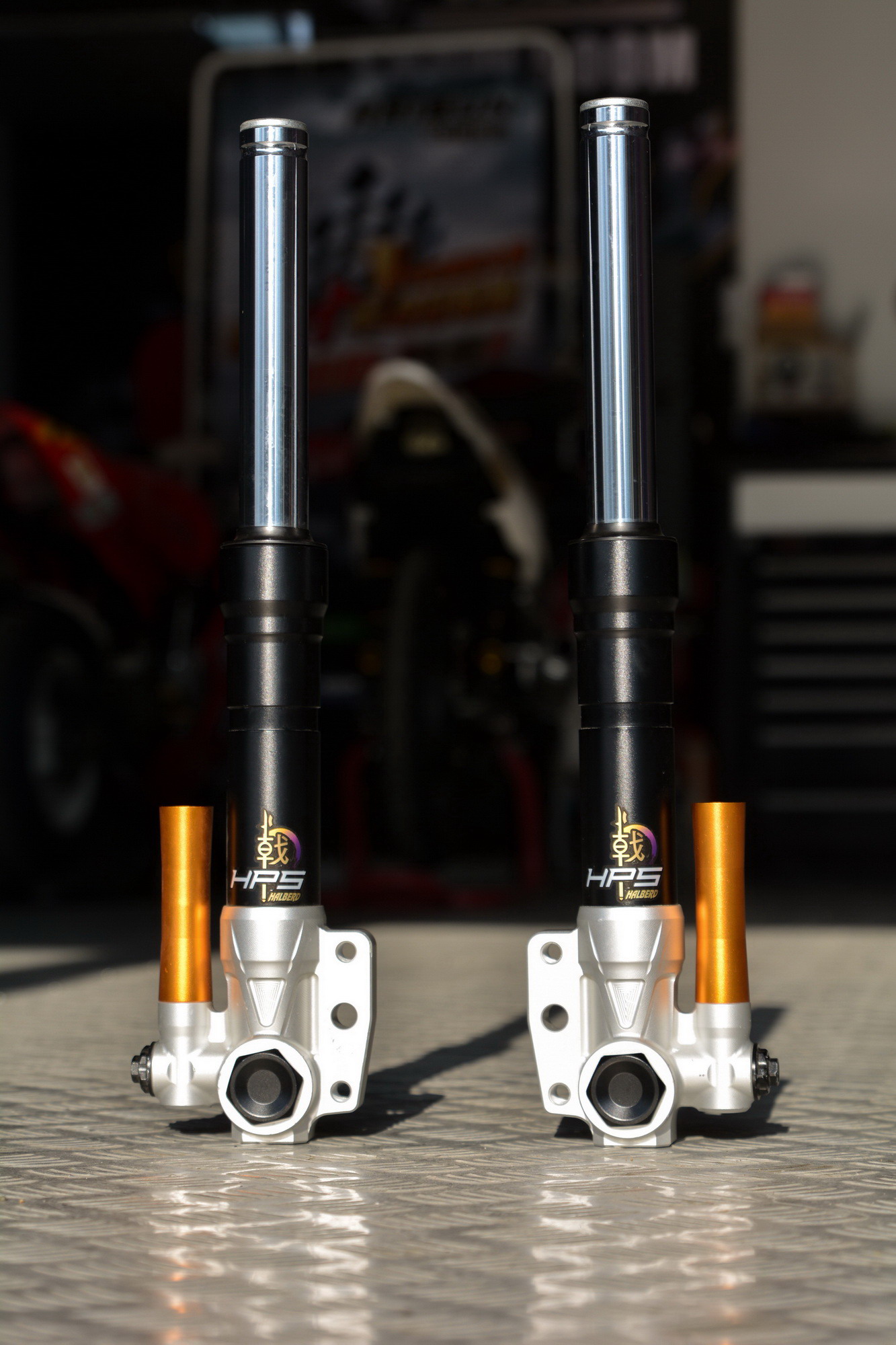 提高了稳定性与舒适度!野蛮公牛HPS前叉、XPS后减震