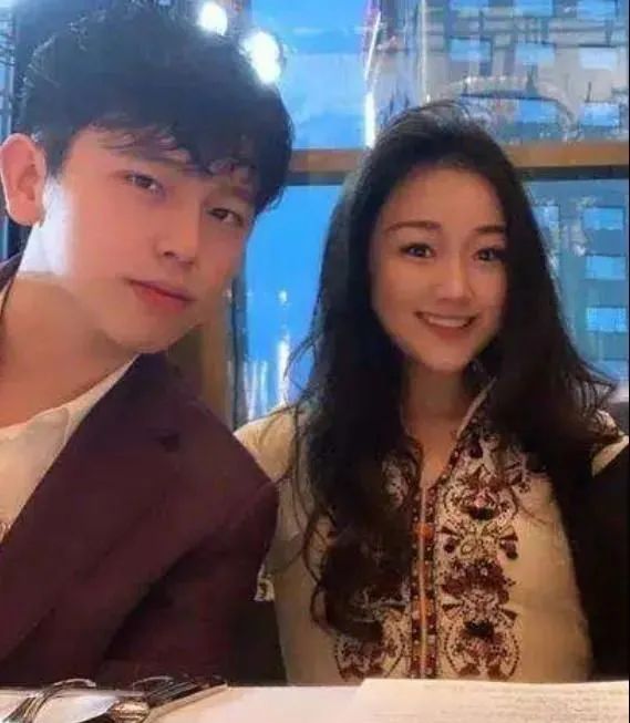 华为小公主和赌王女儿合照,华为公主和赌王千金