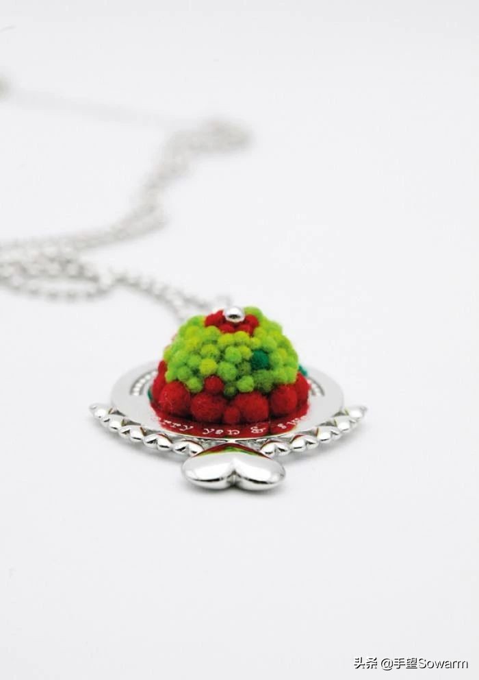 从伯明翰珠宝学院毕业后，她成为“国内羊毛珠宝第一人”