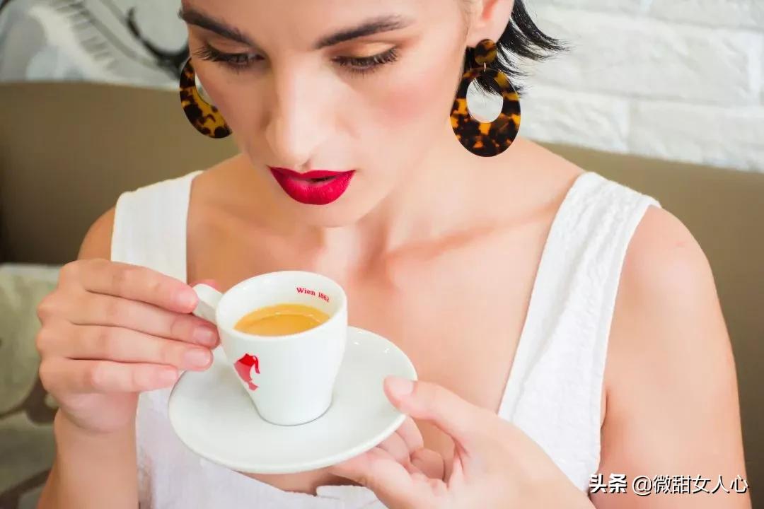 为什么女生梳妆台那么多化妆品,为什么女的梳妆台上有很多护肤品