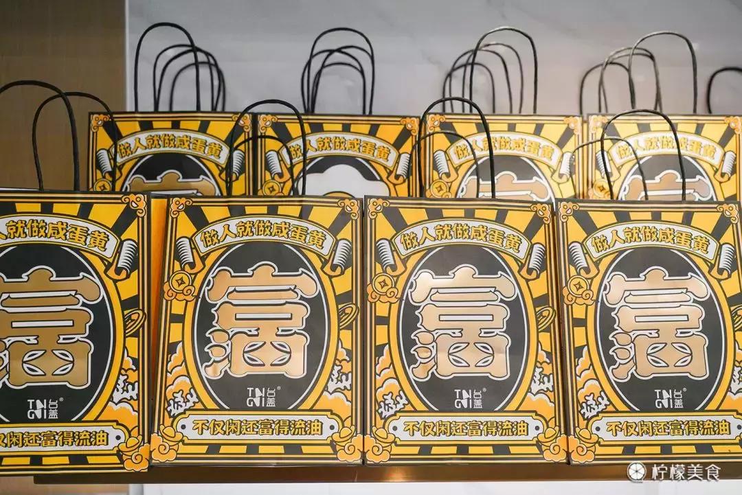 姐妹一夜暴富喝奶茶,富婆喝奶茶