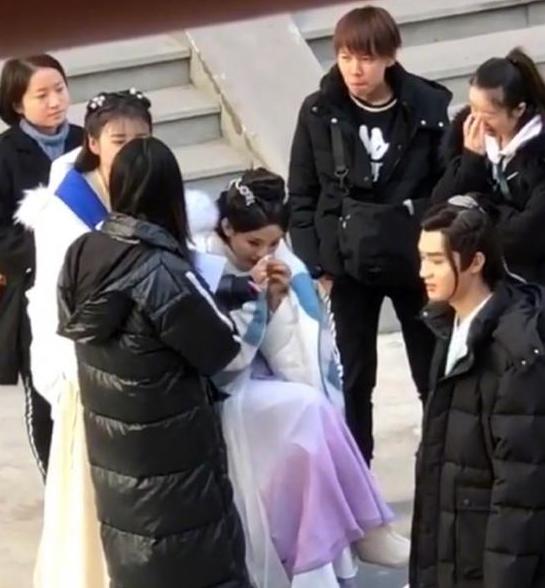 杨超越用卫生纸擦鼻涕,杨超越擦鼻子纸