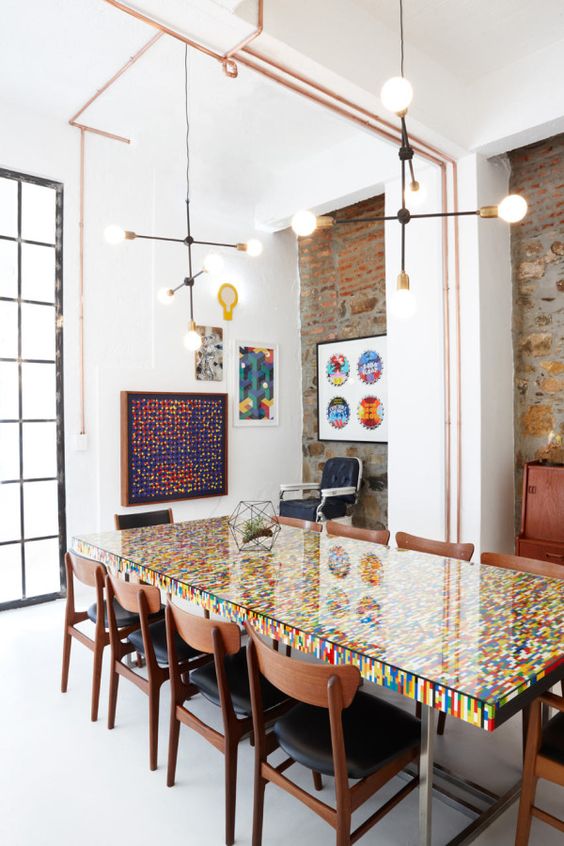 儿子不要的乐高，拿来修复墙角的坑坑洼洼，国外这位老爸可真牛