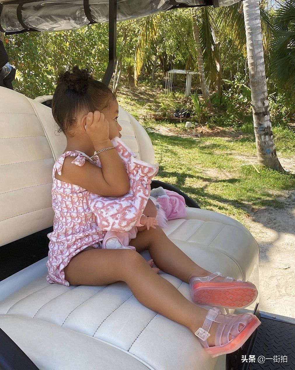 凯莉詹娜带女儿外出度假，丰乳肥臀太性感，网友：凯莉是不是胖了