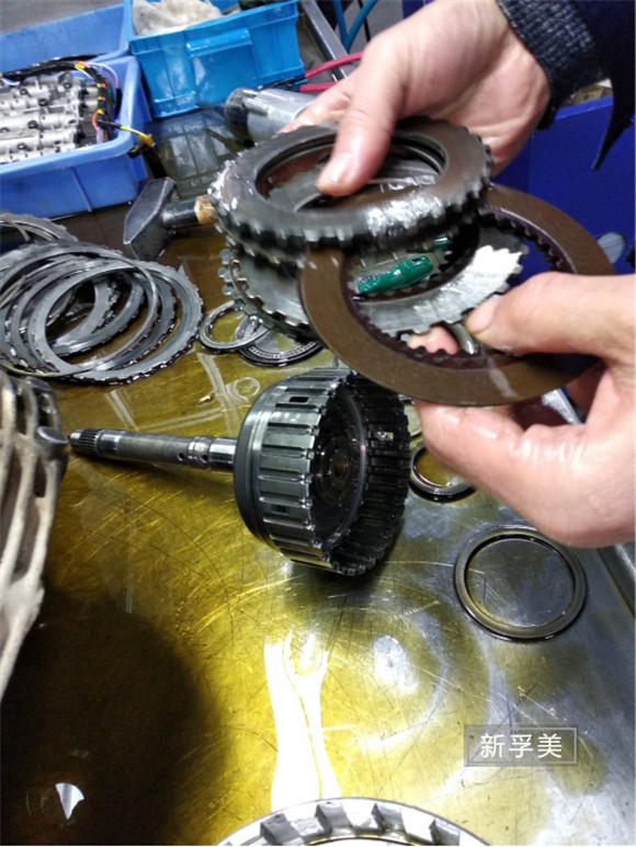 奥迪q3变速箱渗油维修多少钱,奥迪a4l起步变速箱打滑