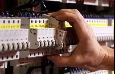 宾馆每个楼层必须设置配电箱吗,酒店客房配电箱正确安装位置