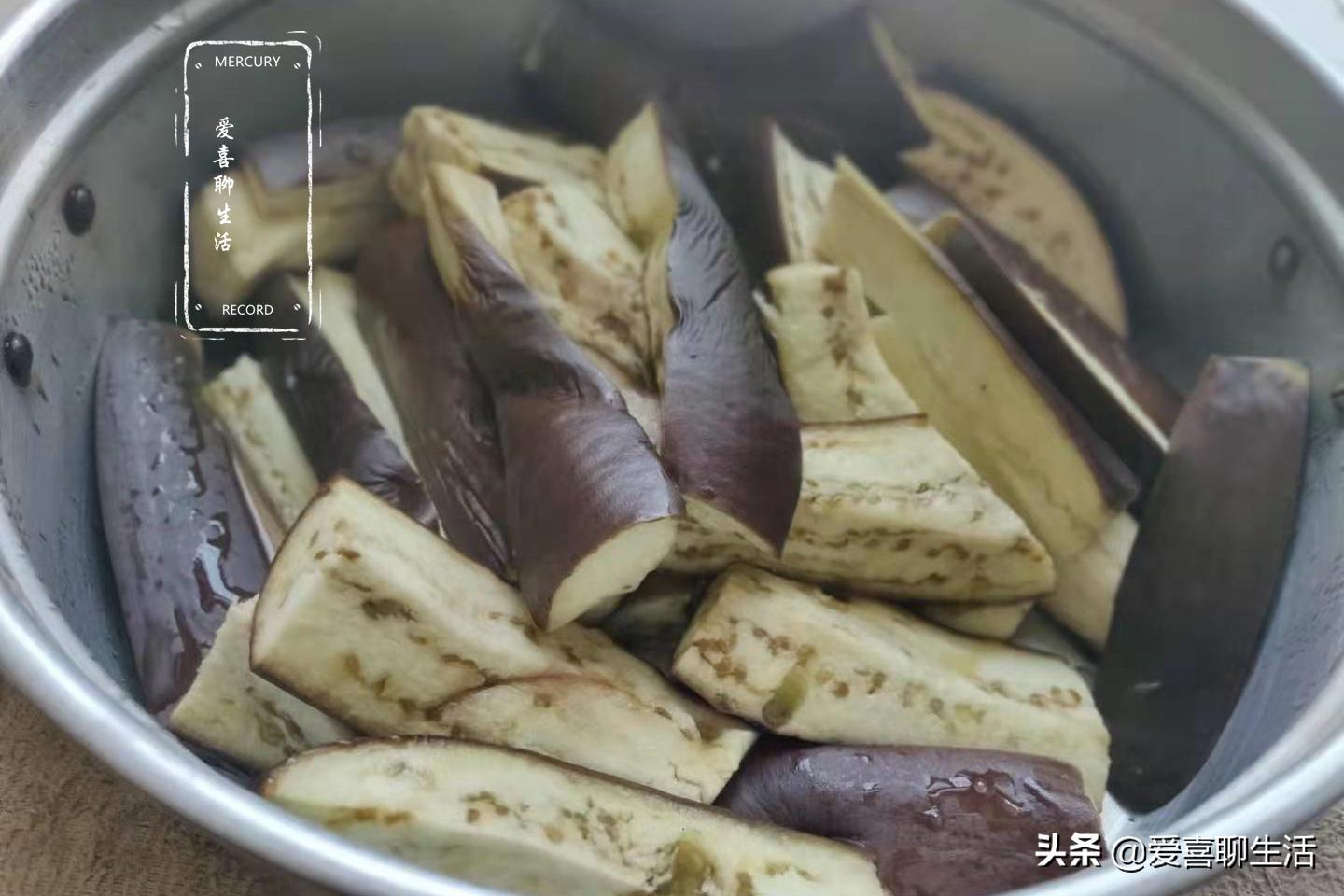 这两种食材一个脆爽一个软烂，一蒸一拌5分钟出锅，常吃对身体好