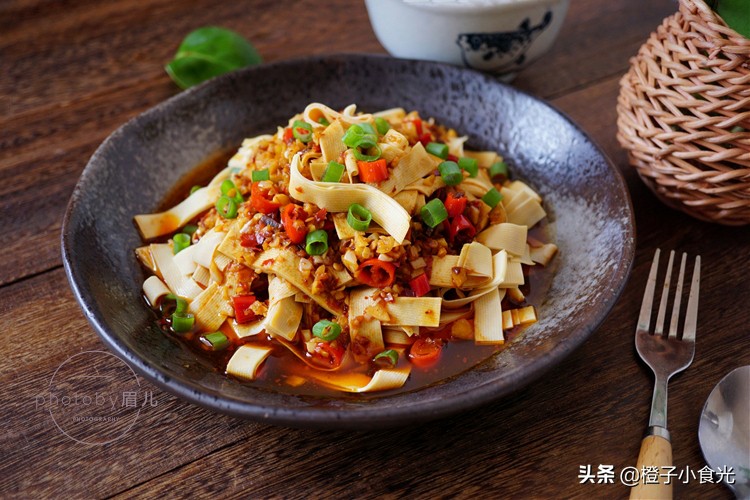 十多种凉拌菜满足炎热天气的味蕾,炎热的天气吃碗冷稀饭配凉拌菜