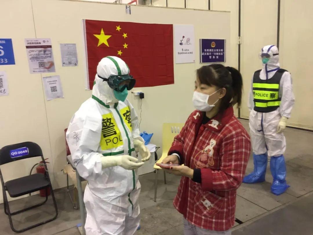 方舱医院医护防护服,医务人员掀开疫情期间防毒面具