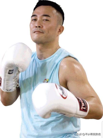 他为了一个机会，下跪争取，奈何“尊严不值钱”，靠拳头打出名堂