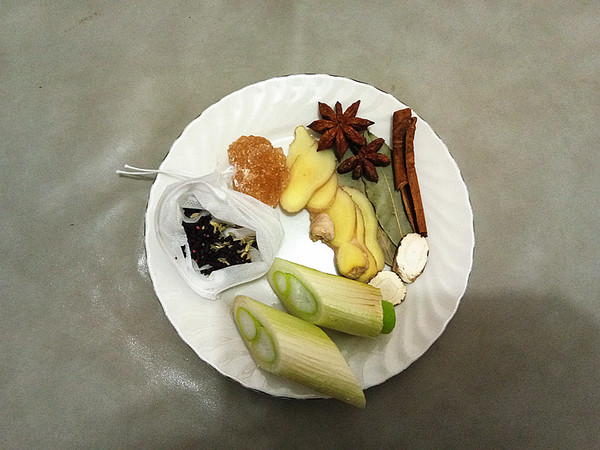 酒店炖鸡汤一般放什么配料,羊肉焯水去腥膻放啥料