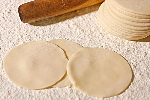 多余的饺子皮、馄饨皮千万不要扔,简单处理一下,秒变美味小吃