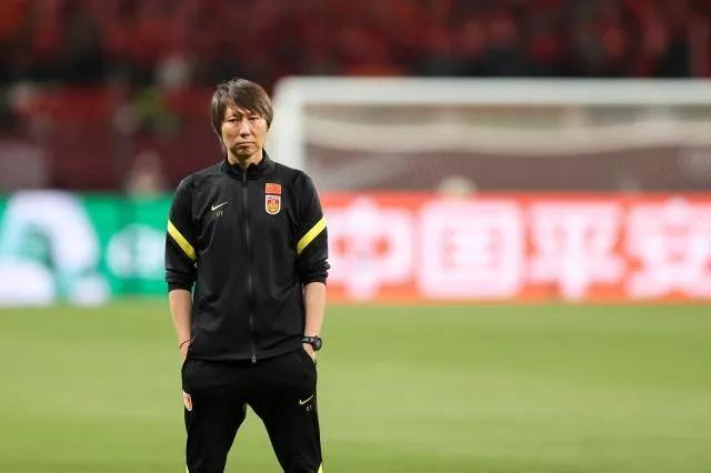 武磊荣登世界杯海报,武磊国家队亮球衣