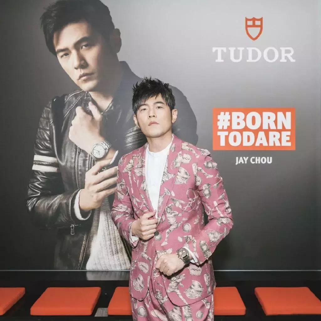 如何在不经意间露出手表,如何在冬天露出自己的手表