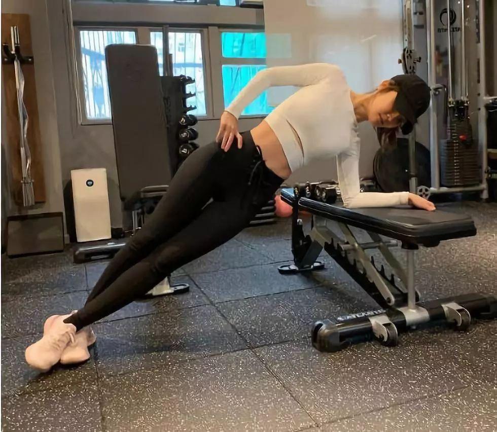 阿Sa半裸出境，身材竟无可挑剔！