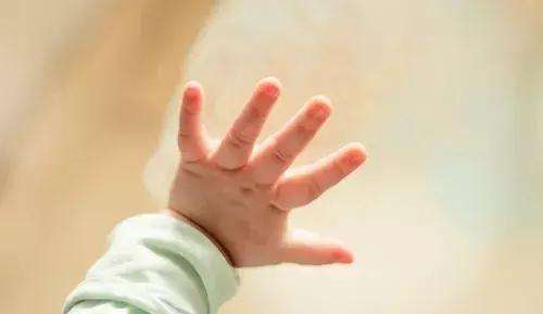 宝宝吃手吃到脏东西怎么办,宝宝吃手臭是什么原因