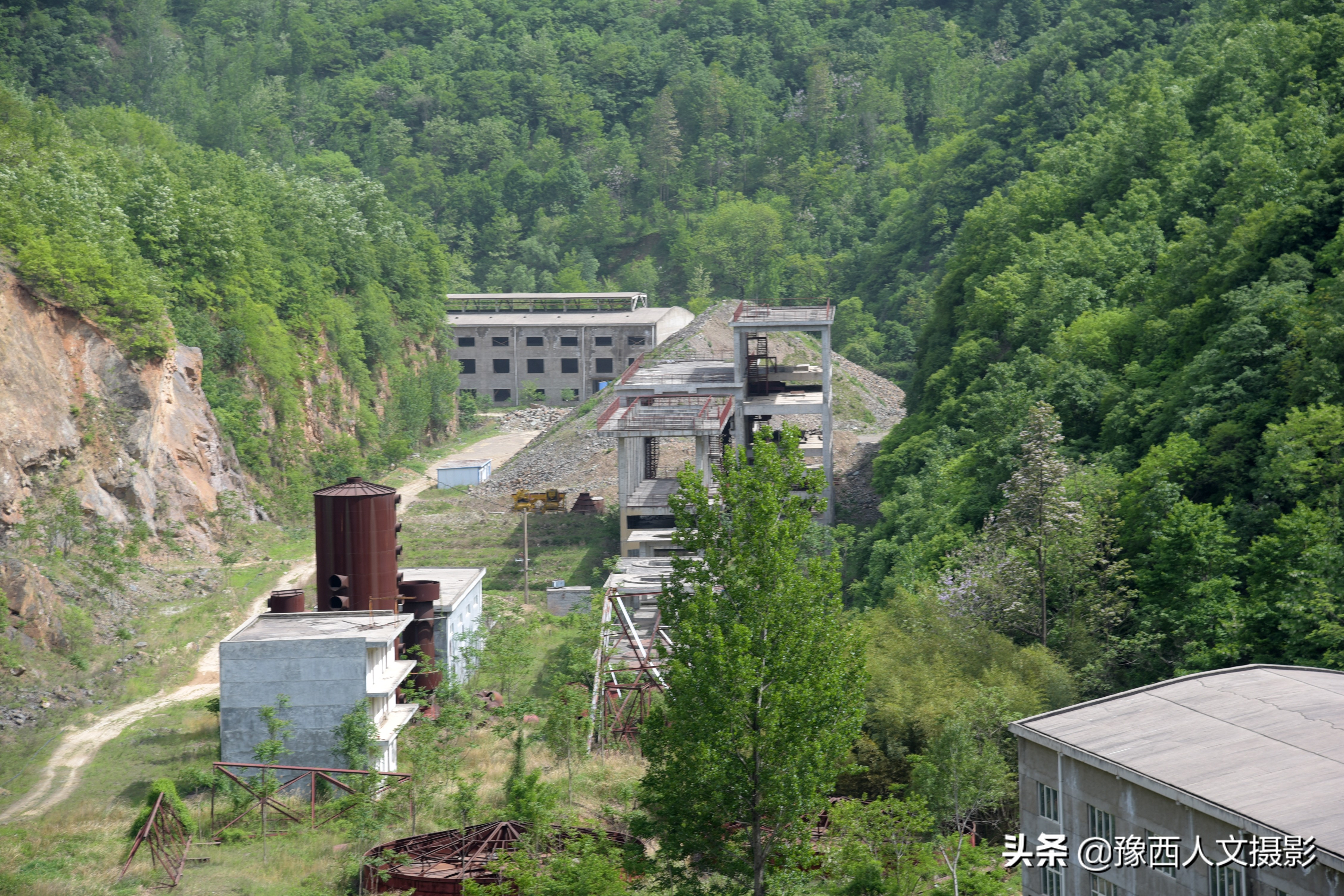 悬崖峭壁上现神秘山洞,大山山顶发现巨大深洞