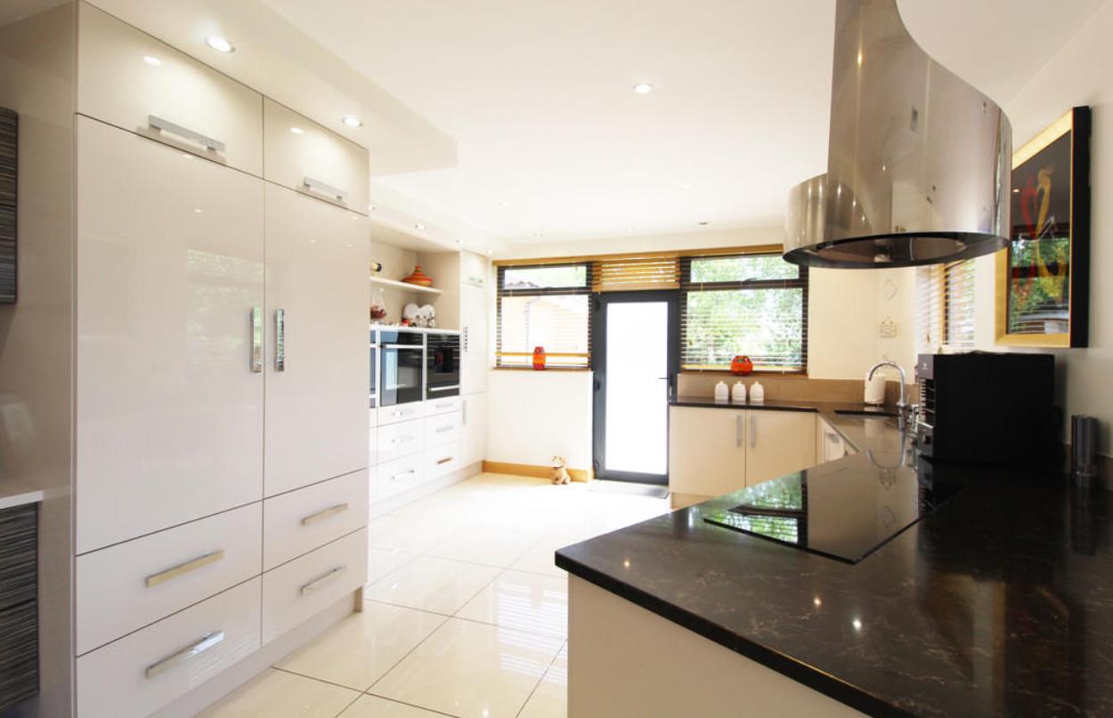 在英国100人民币能买到什么,100万英镑在英国能买什么房子