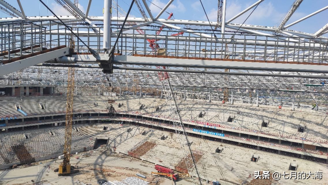 凤凰山体育中心足球场高清,凤凰山体育中心专业足球场