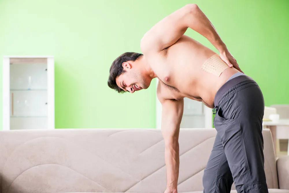 扭伤了贴膏药还是涂药油,扭伤处贴膏药处发热