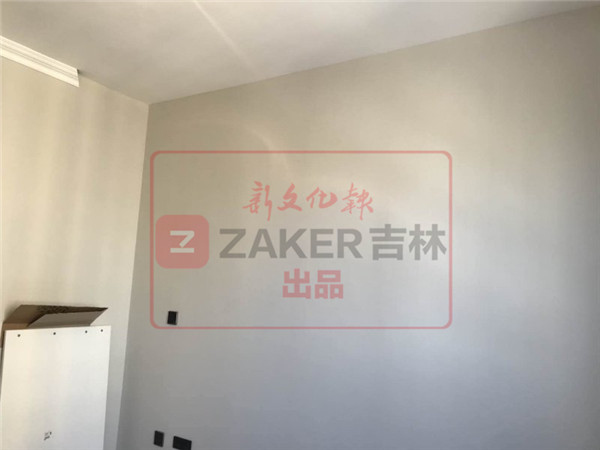 市民:买的绿色壁纸贴上后咋成了灰色