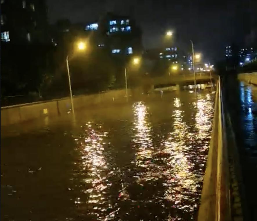 雨天积水开车的正确方法,车辆雨天过积水路面注意事项